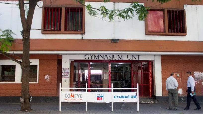Entrada del Gymnasium de la Universidad Nacional de Tucumán