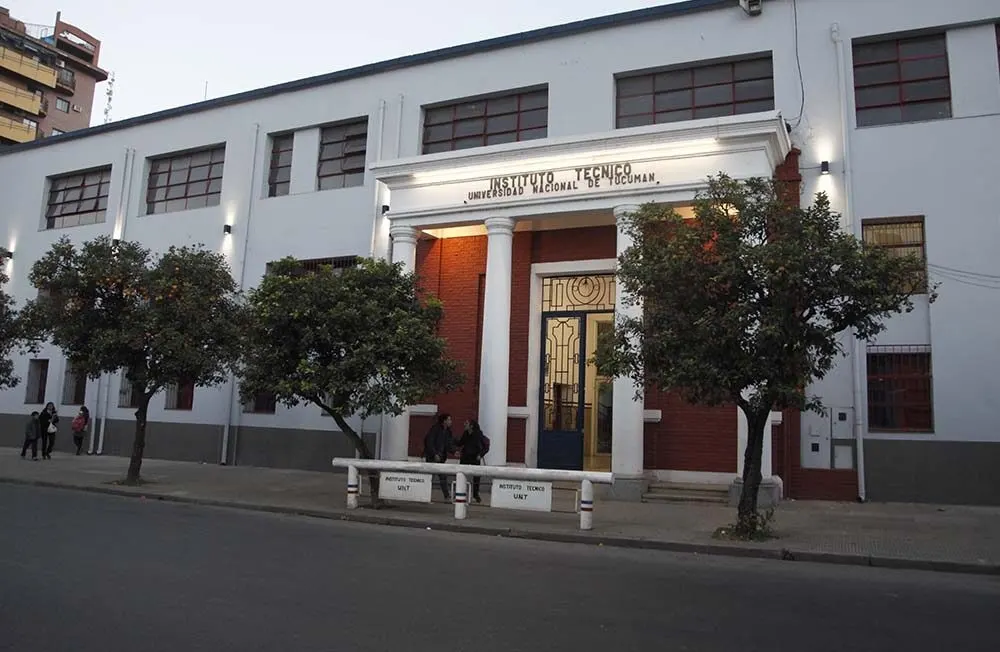 Frente del Instituto Técnico de la Universidad Nacional de Tucumán